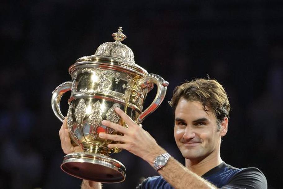 Federer col trofeo di Basilea. AFP